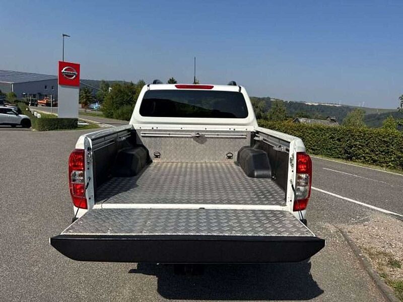 Nissan Navara NP300 N-Guard Double Cab 4x4